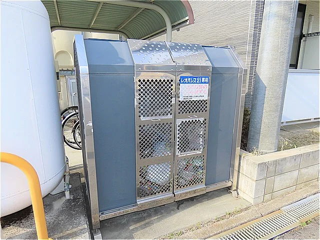 敷地内にゴミ庫が設置されておりゴミ捨てに便利です