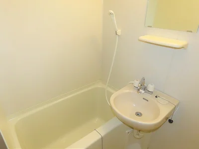 洗面台とユニット式のお風呂です