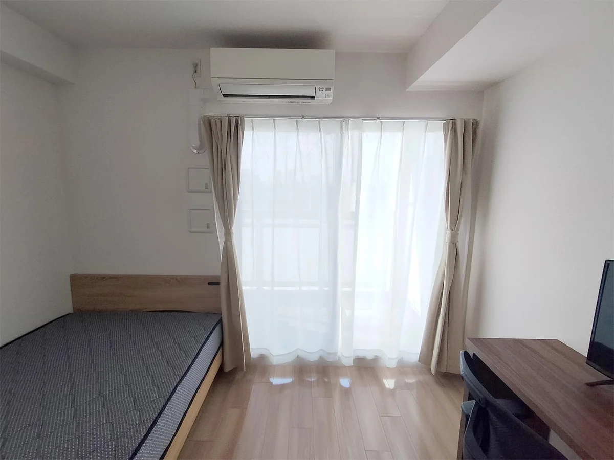 写真はお部屋のイメージです。ラグなどの室内装飾はございません。