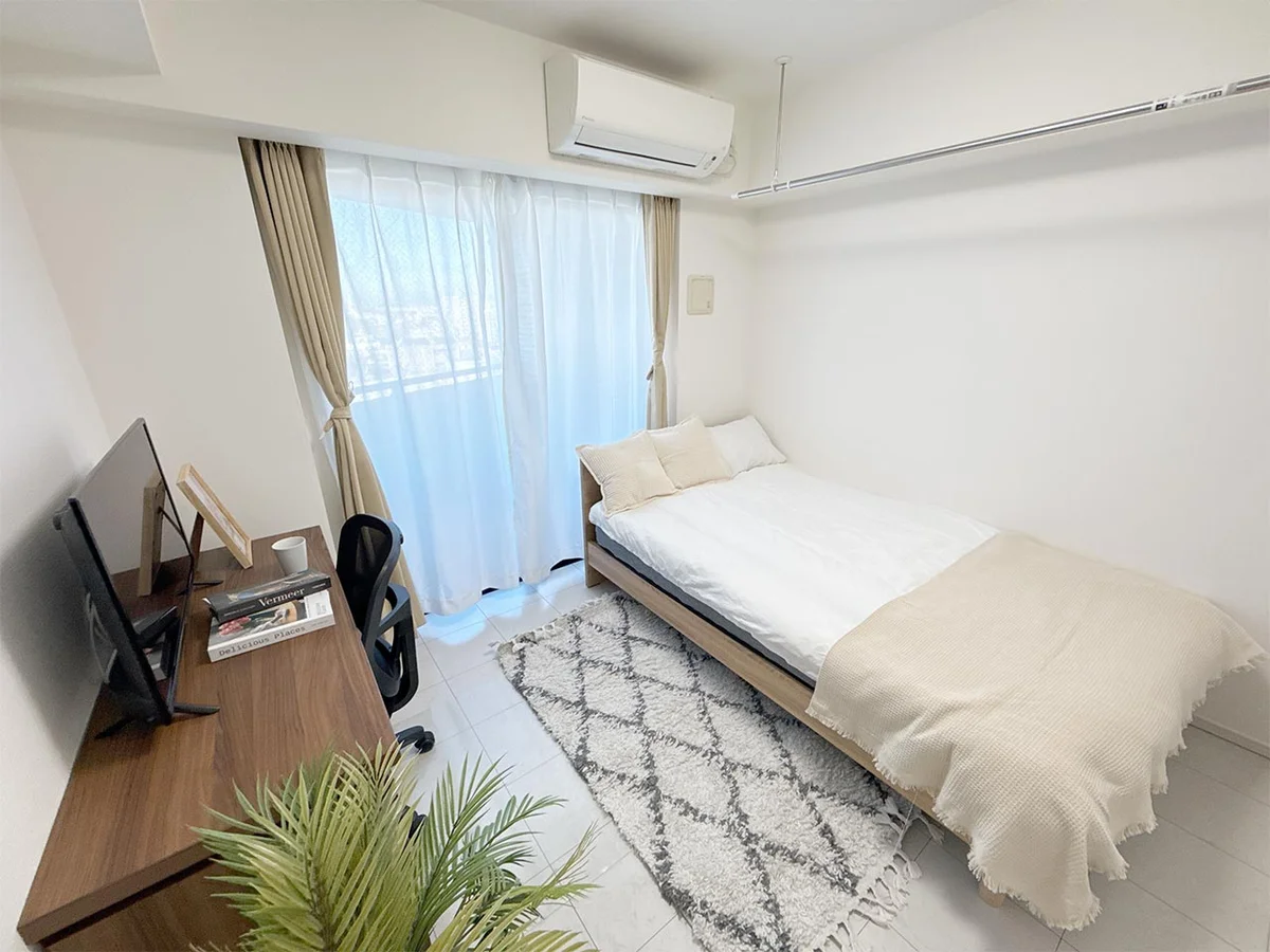 写真はお部屋のイメージです。ラグなどの室内装飾はございません。