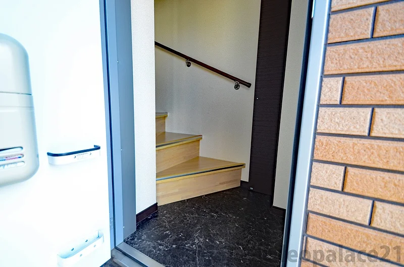 同シリーズの類似となります。現況を優先致します。