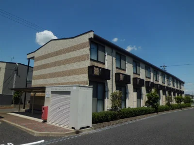 青空に映える縞模様の外観です。