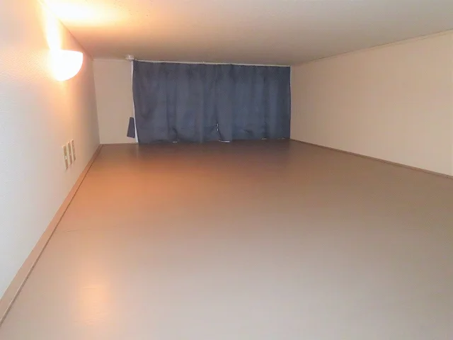 ロフトにはカーテンや電気、コンセントもあります