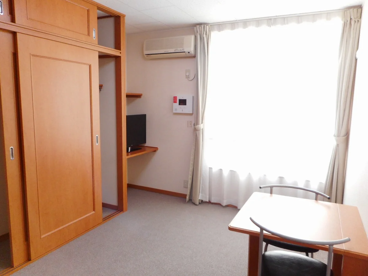 カーテンやテーブル、テレビも備え付けですす