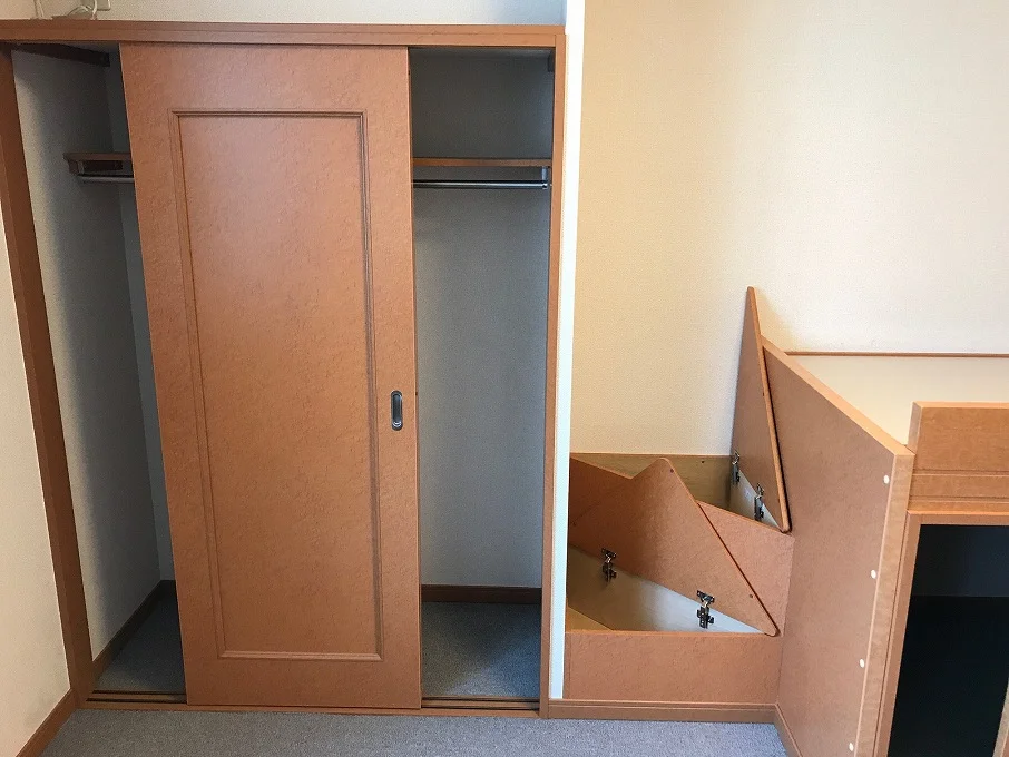 クローゼット、階段下収納あり