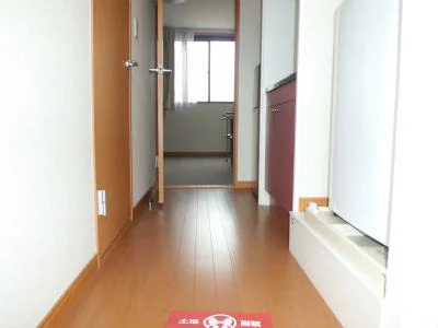 手前通路がフローリング。奥居室がカーペット敷きです。