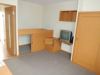 ベッドの下が収納になっています。