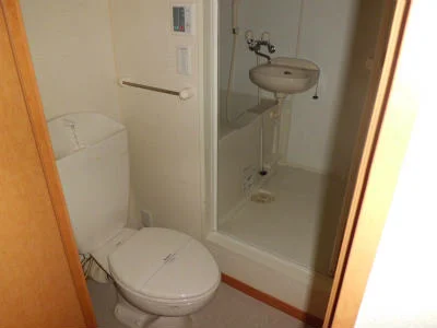 仲良く並んだトイレと風呂。