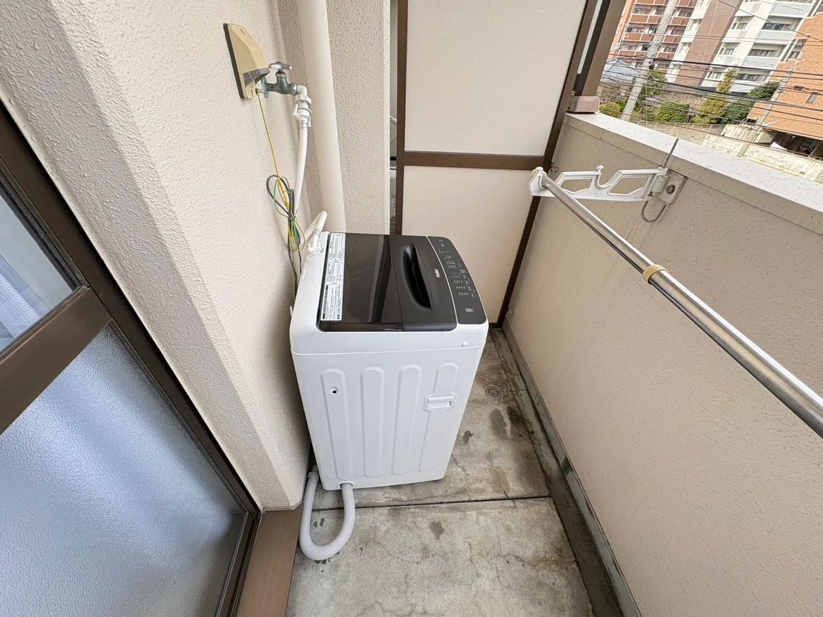 洗濯機は室外に置しております♪入居後すぐにご利用が可能です(^^♪タオル1式分もご用意しております☆彡