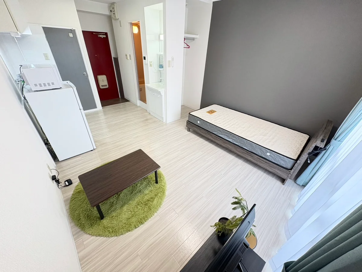 温かい雰囲気のお部屋！自宅で暮らすような空間が魅力的♪出張の方はもちろん、学生さんや観光でいらっしゃる方にもSマンスーのお部屋は家具・家電・備品の充実度が高いため大変ご好評いただいております。