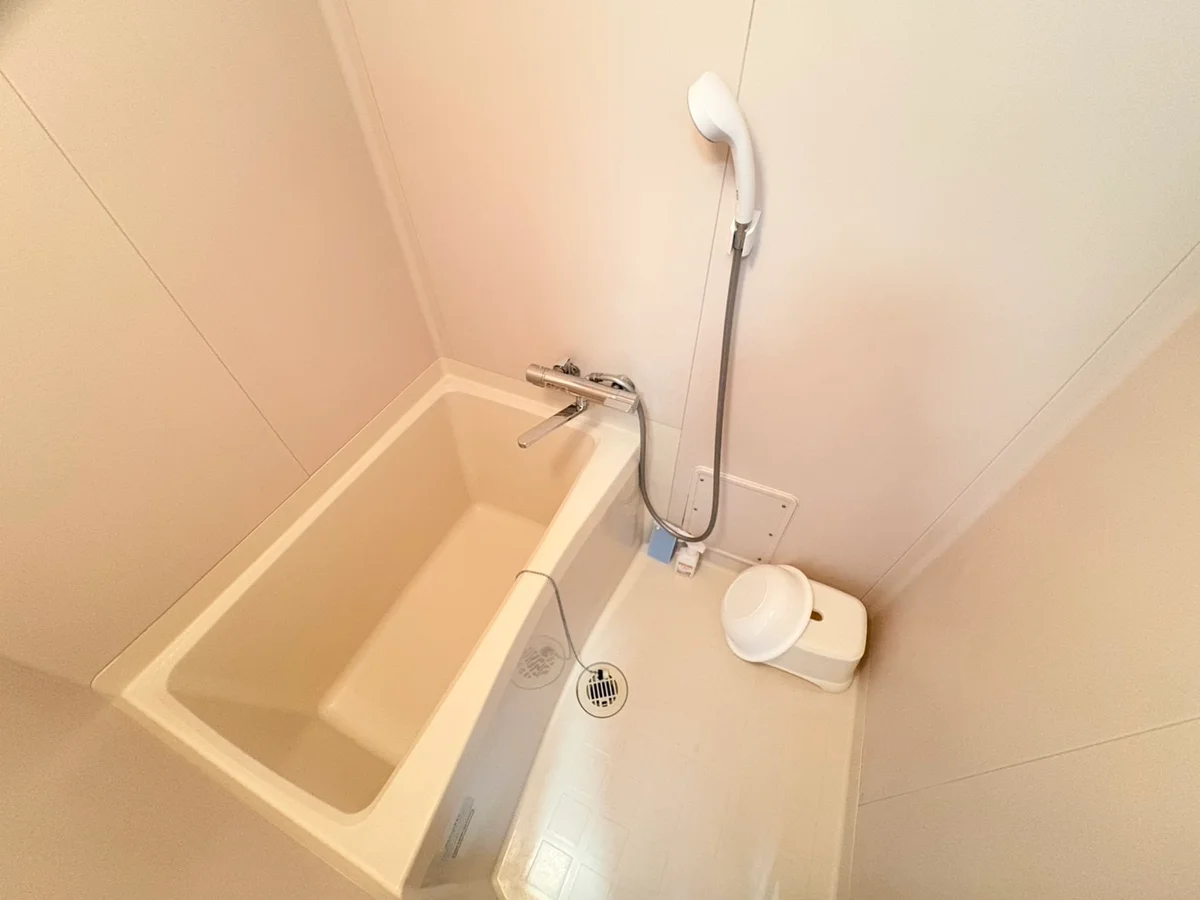 バストイレは別♪バスルームには風呂桶・風呂イス・風呂用洗剤・スポンジをご用意しておりますのでぜひご活用ください！