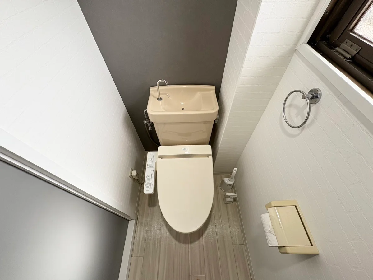 ウォシュレットつきのトイレです。老若男女皆様に安心してご利用いただけますね☆トイレにもトイレ用洗剤とトイレ用ブラシをご用意しておりますので長期ご利用の場合の気になる汚れなどもお掃除して頂けます＾＾