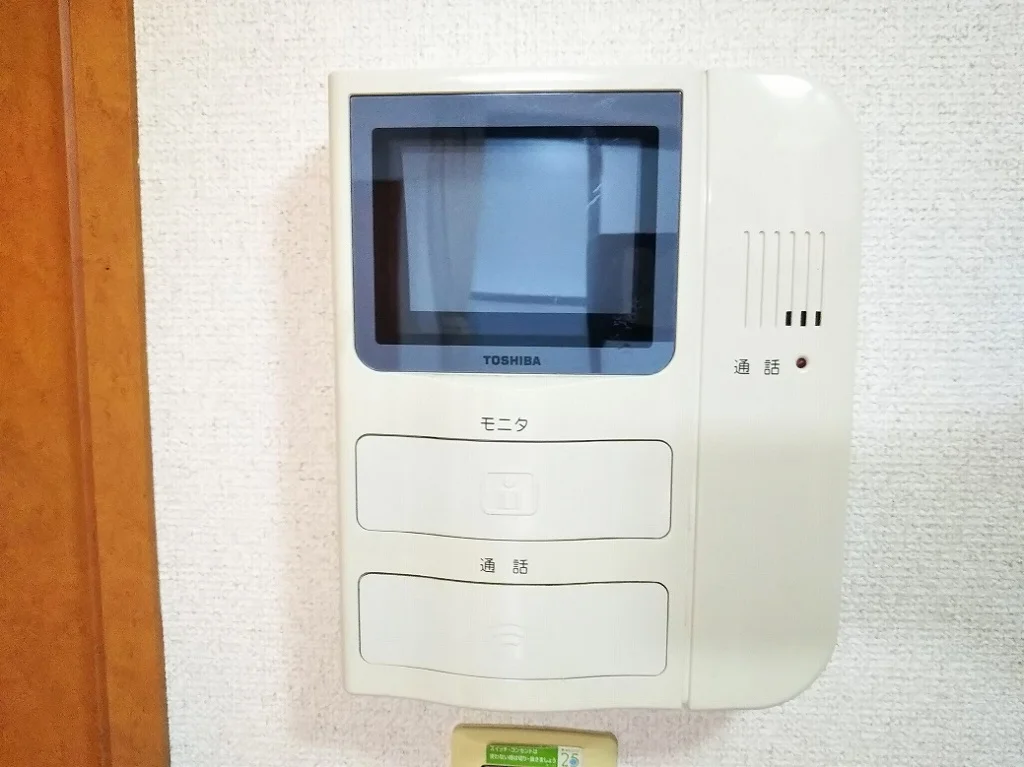 モニター付きインターホンで安心。同タイプの写真です。