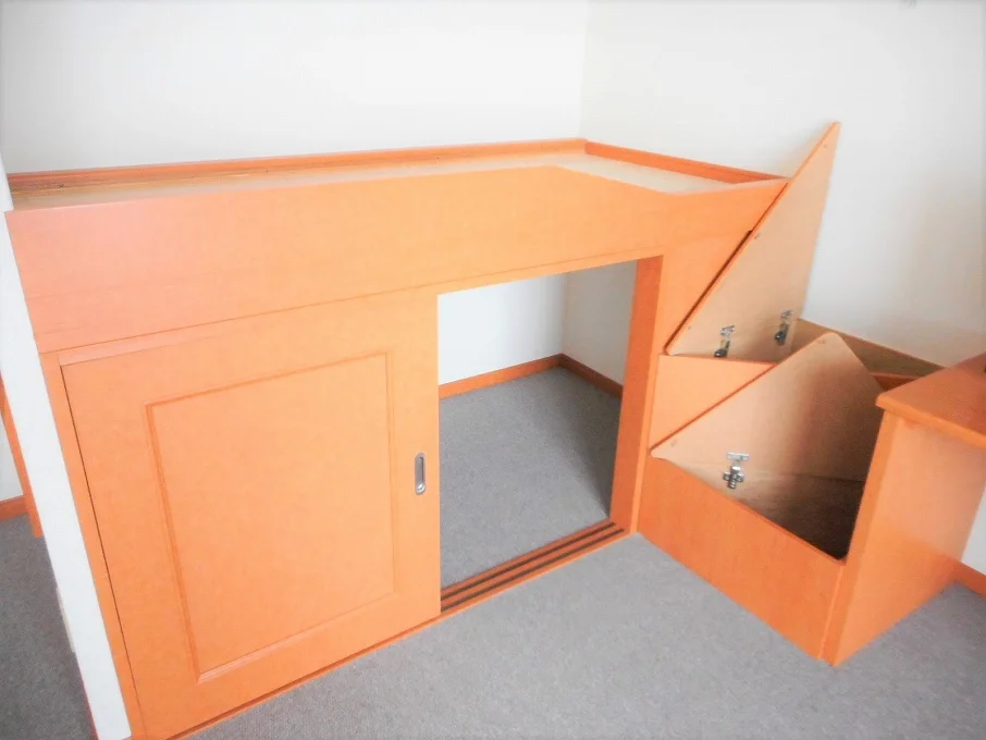 ベッド下、階段下は大容量収納！