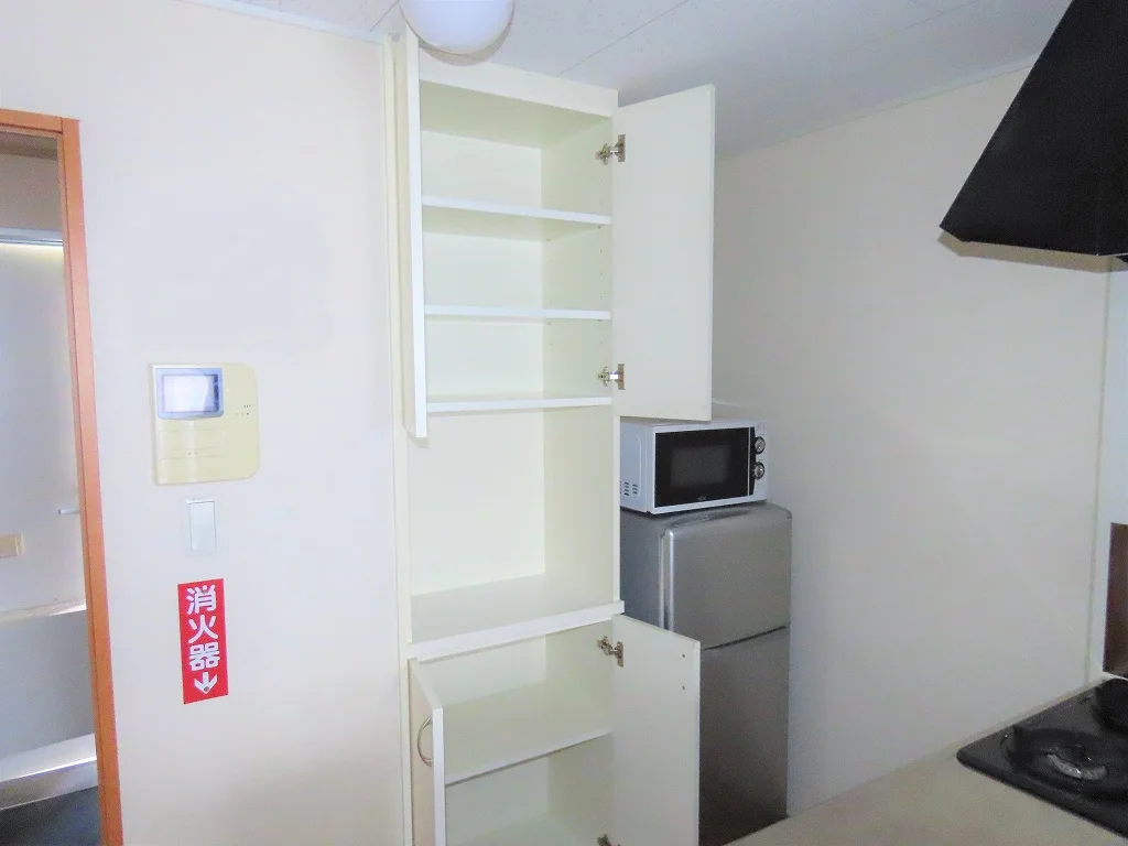 キッチン周りも収納が豊富です