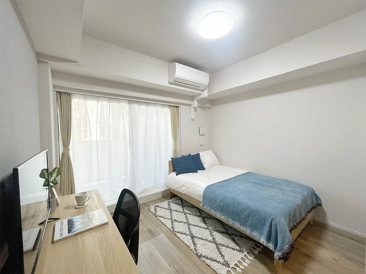 写真はお部屋のイメージです。ラグなどの室内装飾はございません。