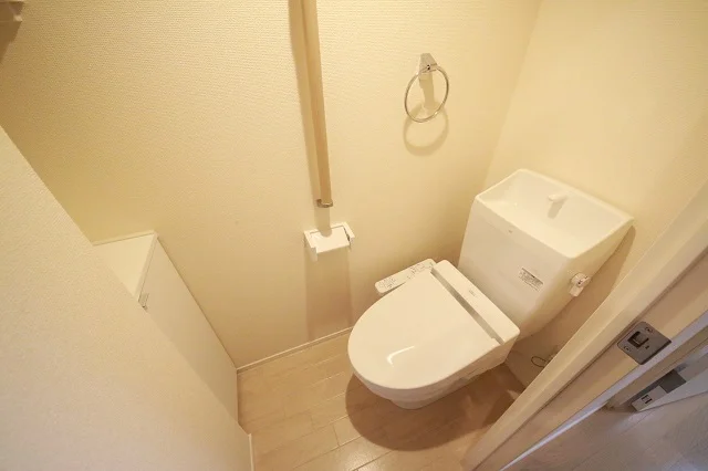 温水洗浄便座付きのお手洗いです