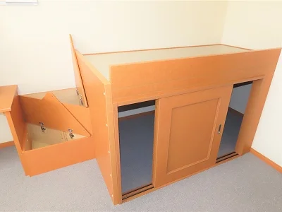 ベッド下、階段下は大容量収納！