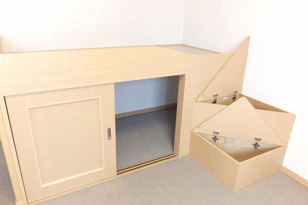 階段上収納スペース