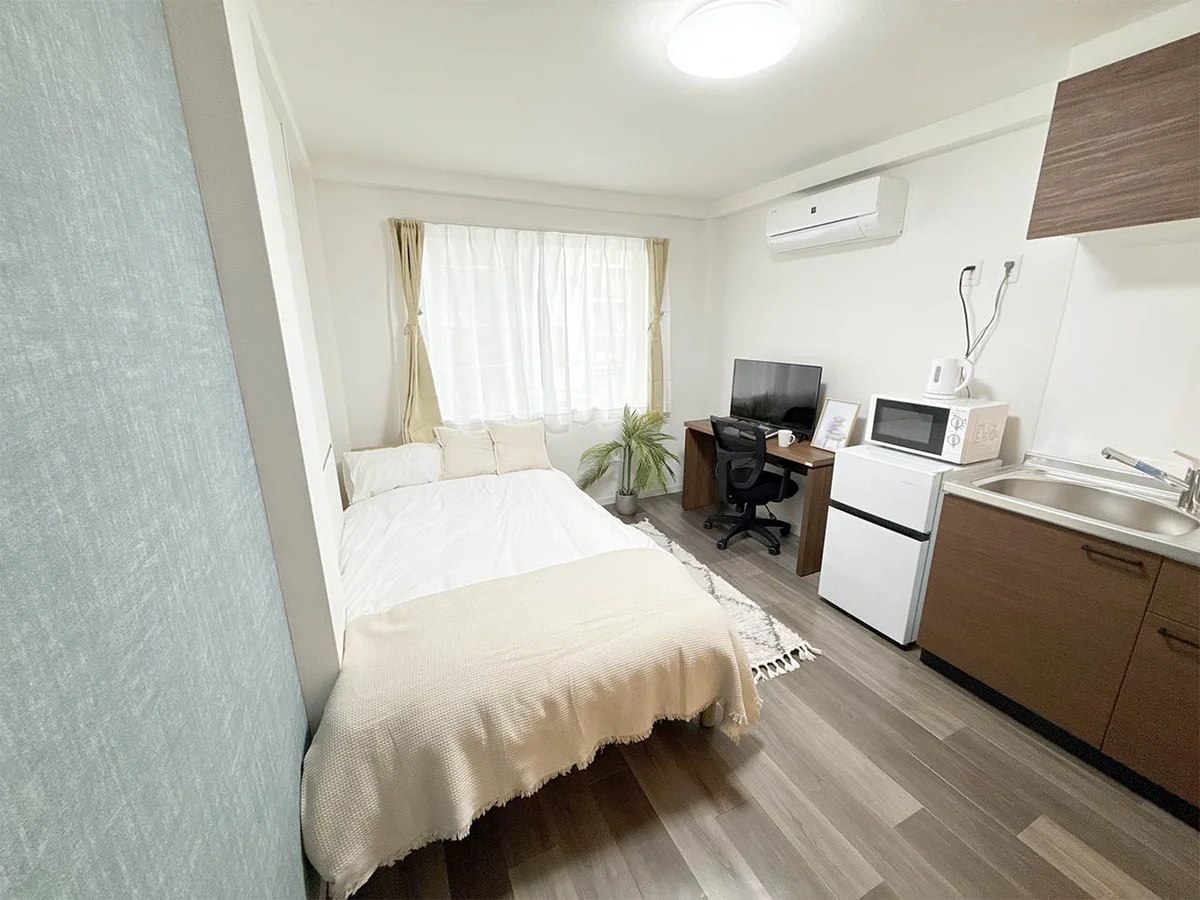 写真はお部屋のイメージです。ラグなどの室内装飾はございません。