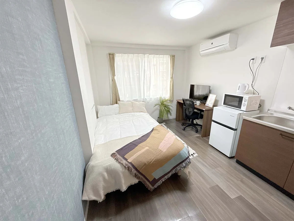 写真はお部屋のイメージです。ラグなどの室内装飾はございません。