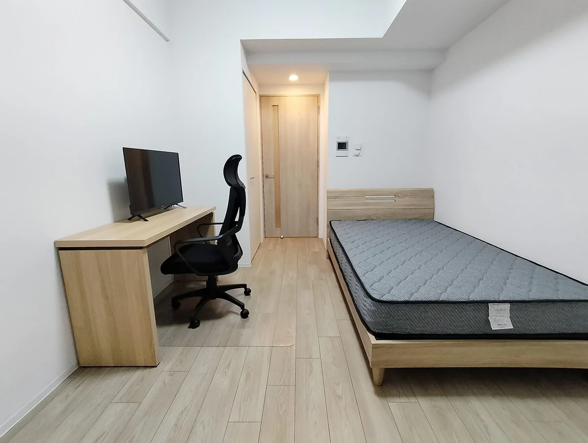 写真はお部屋のイメージです。ラグなどの室内装飾はございません。