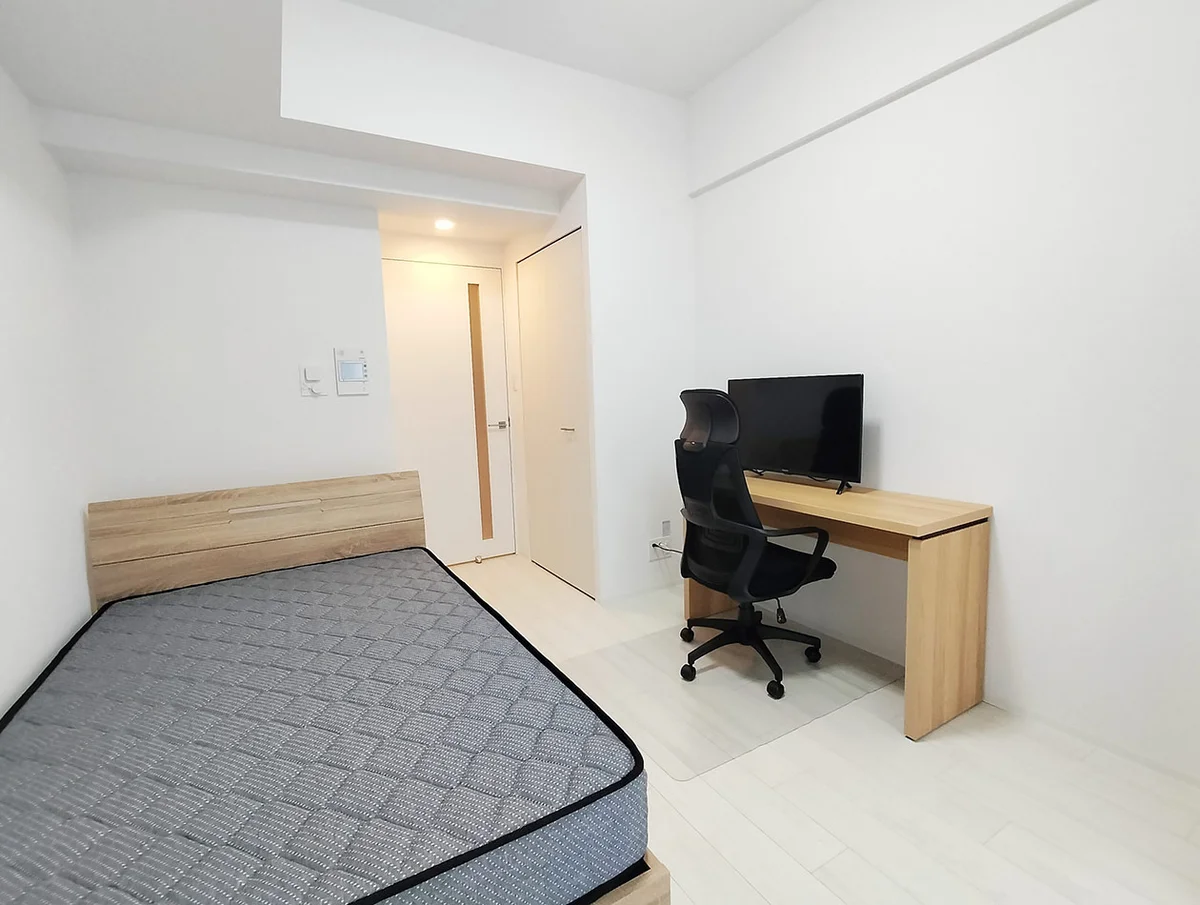 写真はお部屋のイメージです。ラグなどの室内装飾はございません。