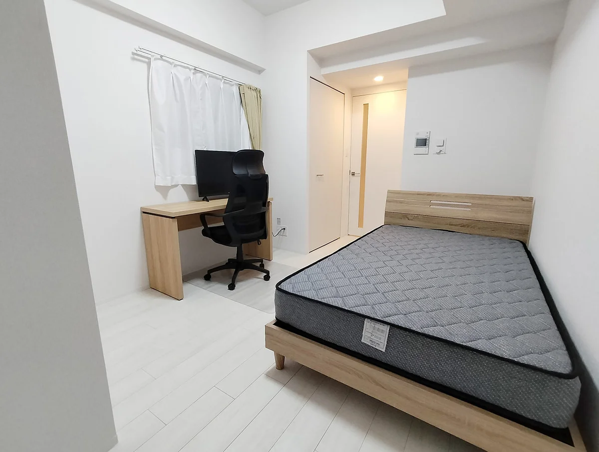 写真はお部屋のイメージです。ラグなどの室内装飾はございません。