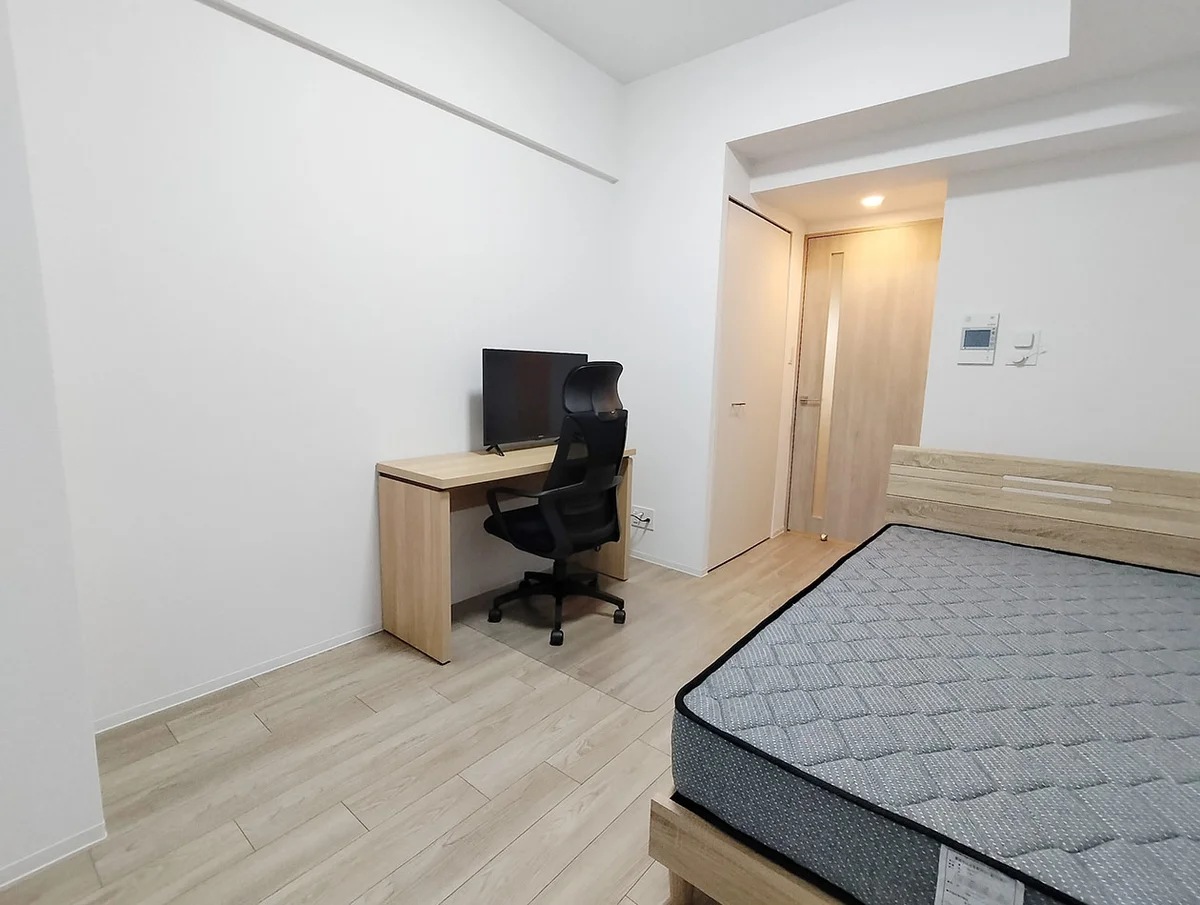 写真はお部屋のイメージです。ラグなどの室内装飾はございません。