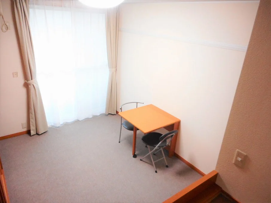 テーブルは折り畳み式です