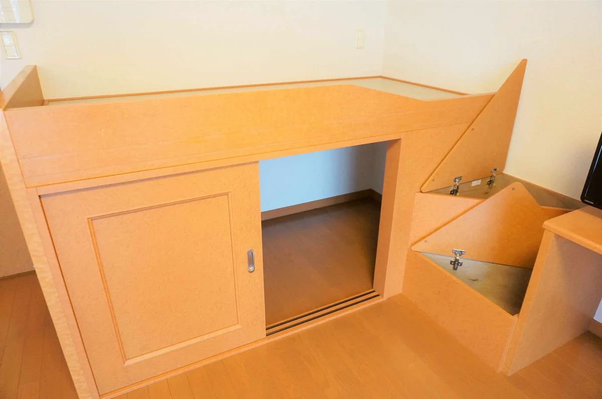 ベッド下、階段下は大容量収納！