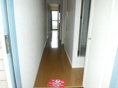 右側の扉はシューズボックス。