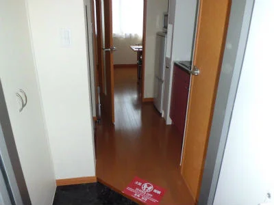 通路の奥が居室です。