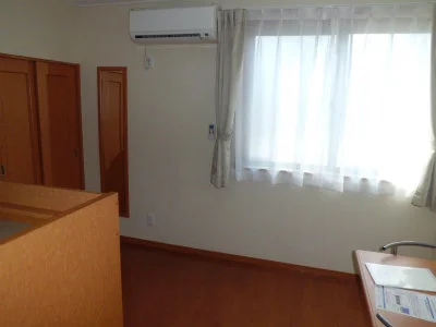 南からの陽光が射し込む居室です。