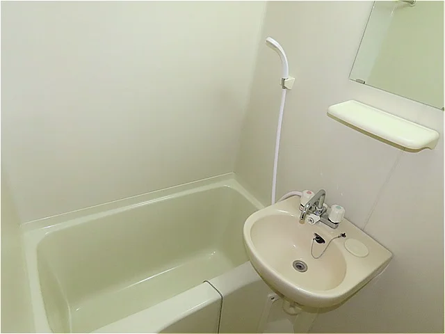 洗面台とユニット式のお風呂です