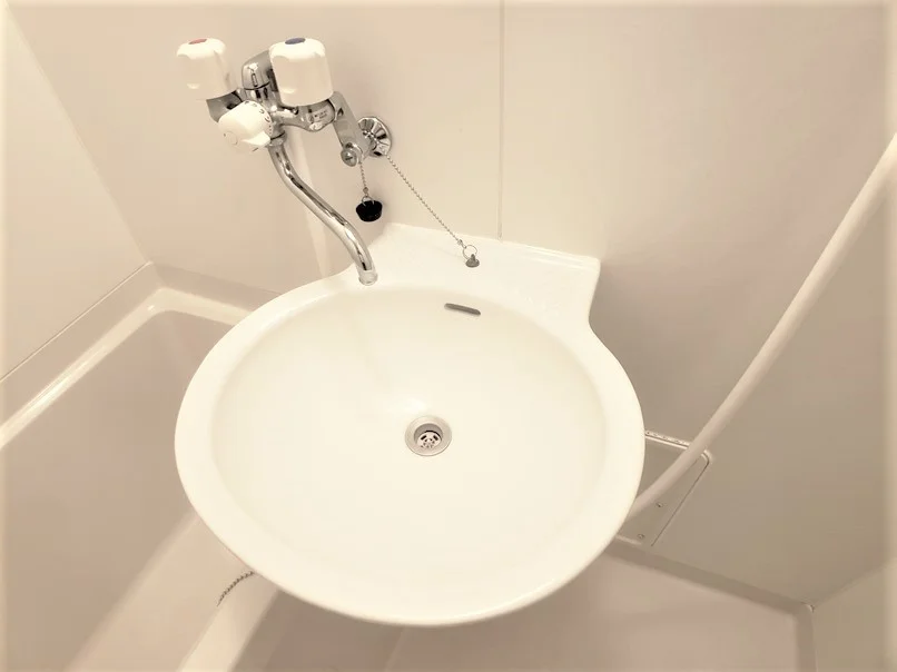 白を基調とした清潔な洗面台