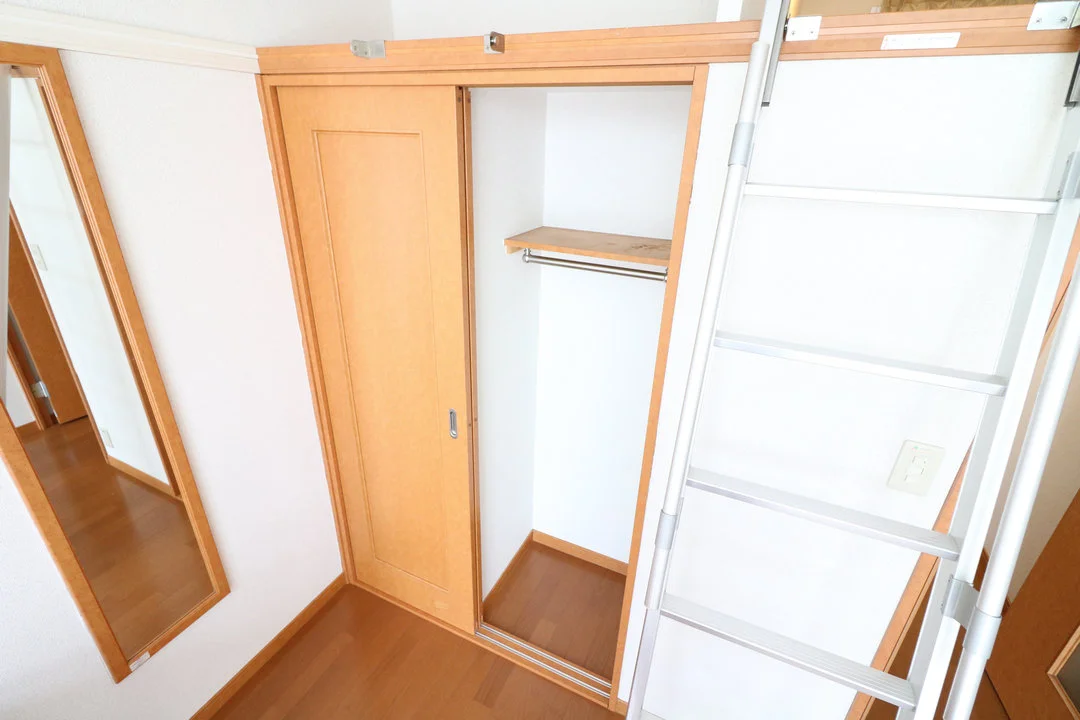 ハシゴを付け替えればクローゼットの上も収納活用が可能！