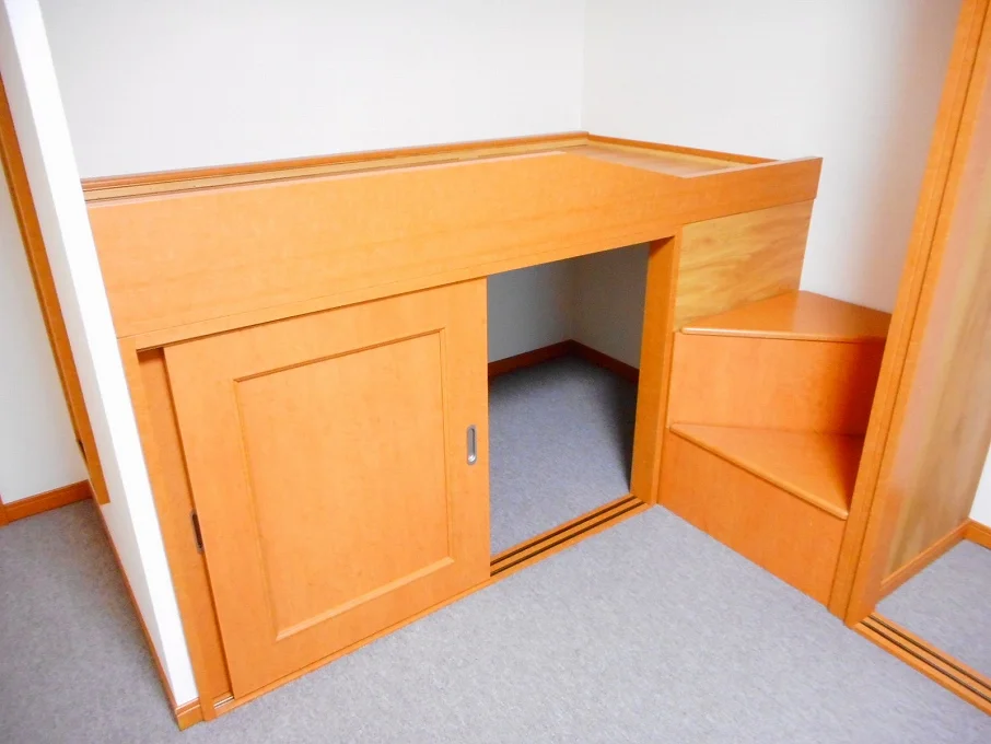 ベッド下、階段下は大容量収納！