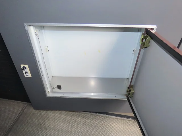 玄関扉に宅配ボックスあり