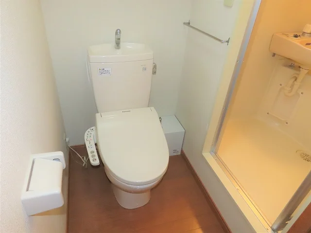 トイレ内にお風呂の入口扉があります