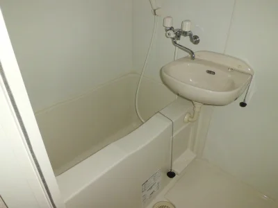 洗面ボウル付のバスルーム。