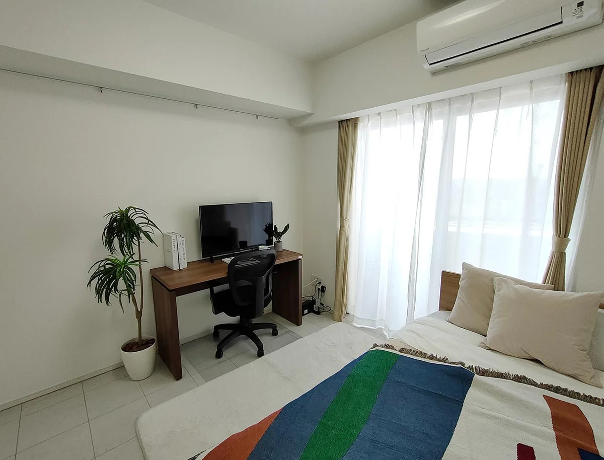写真はお部屋のイメージです。ラグなどの室内装飾はございません。