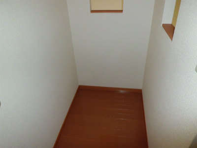 階段脇の小部屋。色んな用途で使えます。