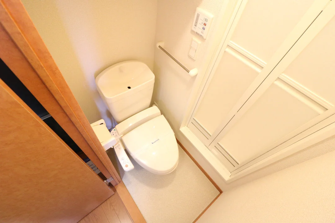 快適な温水洗浄便座付きトイレになります。