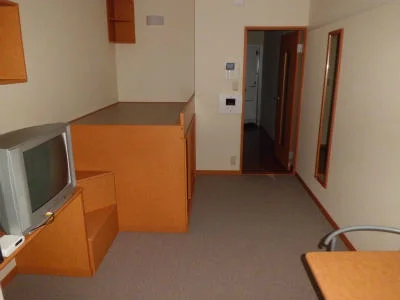 窓際から見た玄関方向。