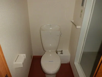 白く清潔感のあるトイレです。