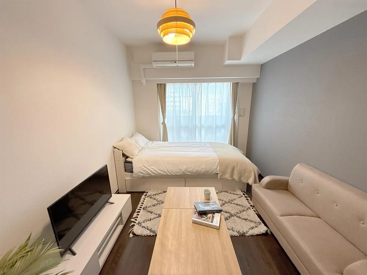 写真はお部屋のイメージです。ラグなどの室内装飾はございません。