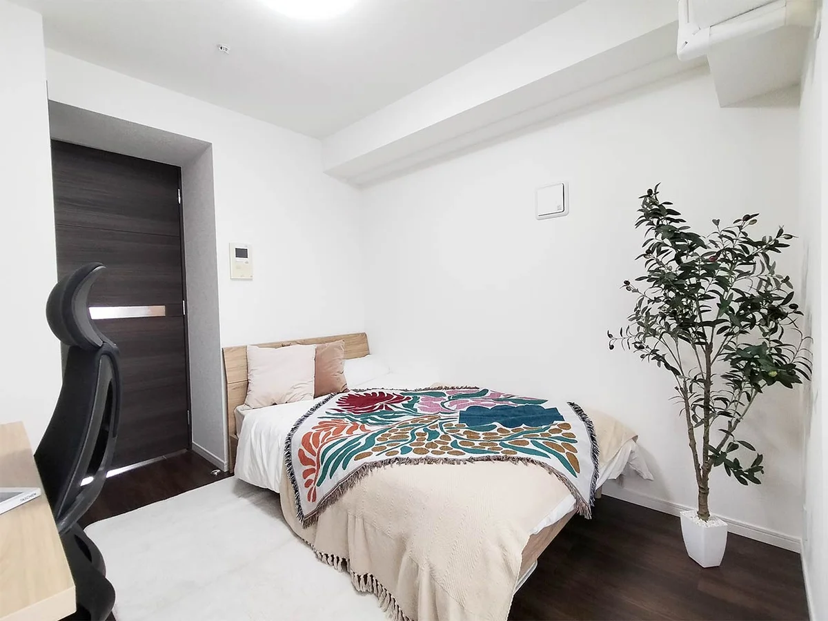 写真はお部屋のイメージです。ラグなどの室内装飾はございません。