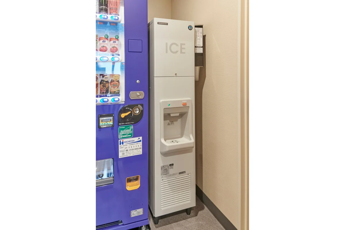 自動販売機に製氷機もあります。
