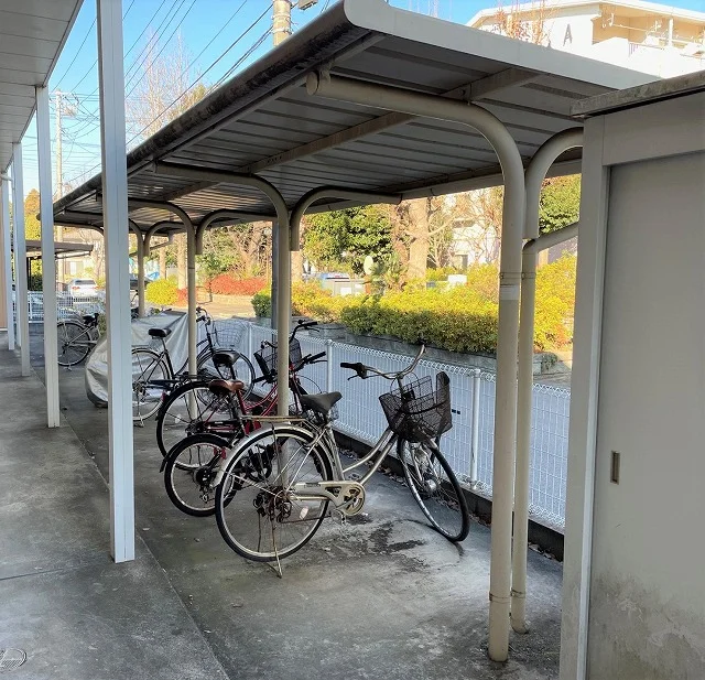 屋根付き駐輪場完備